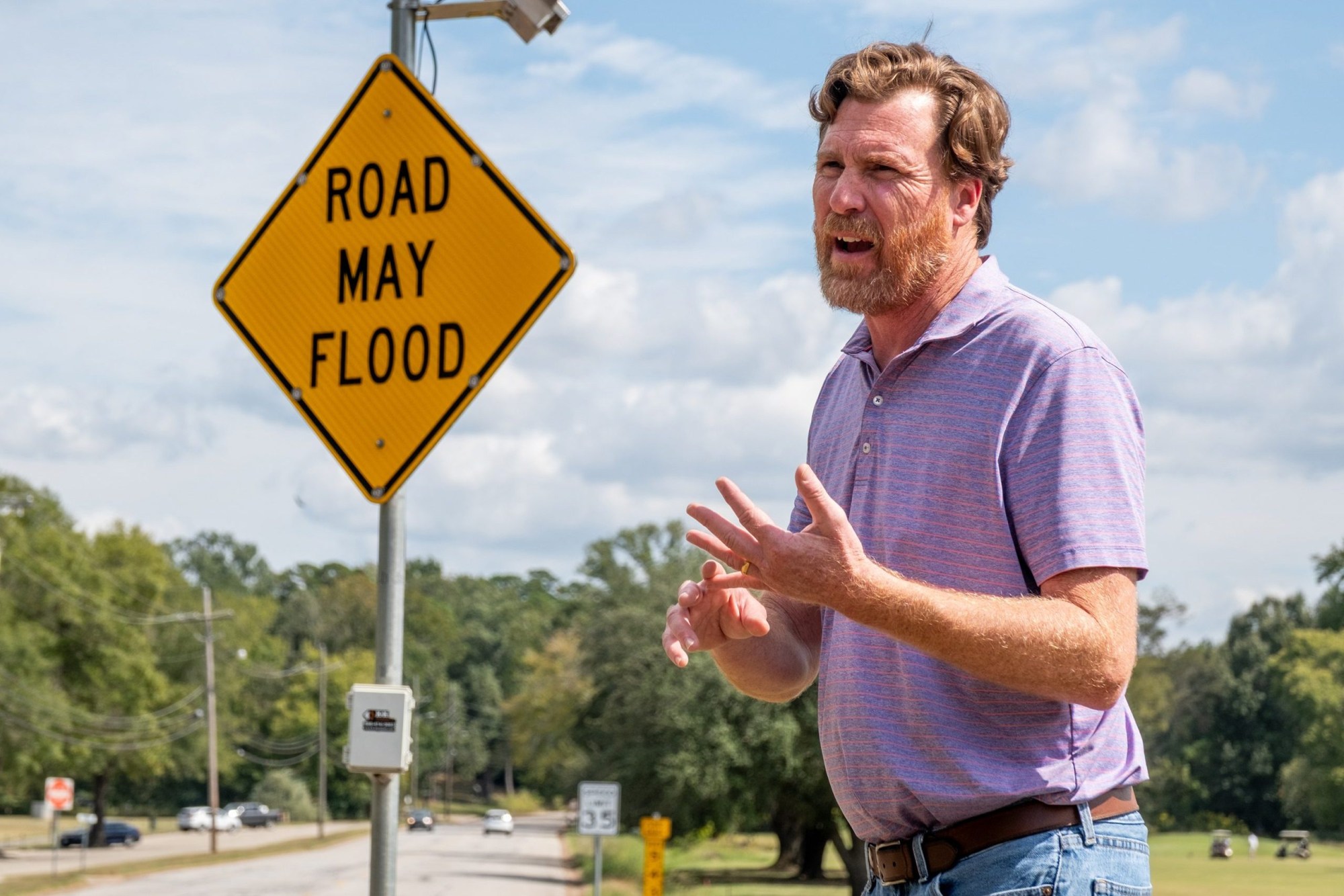 The public works director for the East Texas city of Kilgore, Clay Evers, was able to install a flood gauge and flashing signage along Houston Street as a warning to drivers.